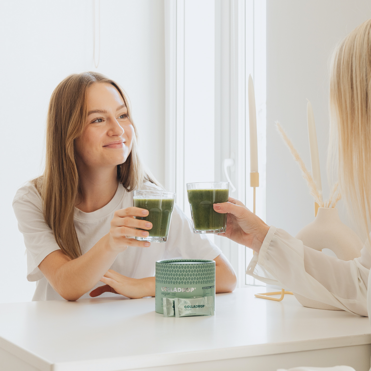 Kobieta ze szklanką z kolagenem Vegan