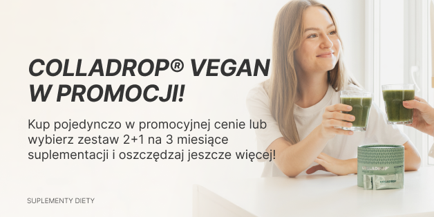 Dwie kobiety przy stole z uniesionymi szklankami z zielonym koktajlem. Na stole produkt Colladrop® Vegan, collagen booster Vollagen® 2000 mg, saszetki 30 szt. Tekst: "COLLADROP VEGAN W PROMOCJI! Kup pojedynczo w promocyjnej cenie lub wybierz zestaw 2+1 na 3 miesiące suplementacji i oszczędzaj jeszcze więcej!"