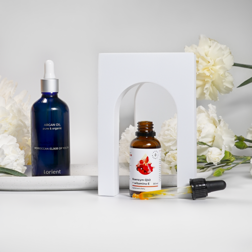 Butelka aura herbals - zestaw 6-2 z kwiatami i białym łukiem w tle.