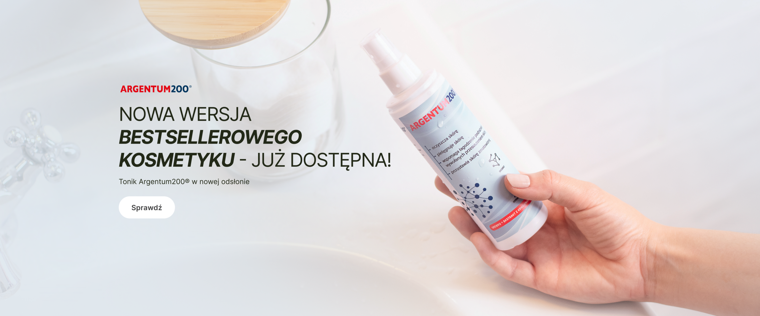 Ręka trzyma butelkę z tonikiem kosmetyczny, tekst: NOWA WERSJA BESTSELLEROWEGO KOSMETYKU - JUŻ DOSTĘPNA! Tonik Argentum 200 w nowej odsłonie