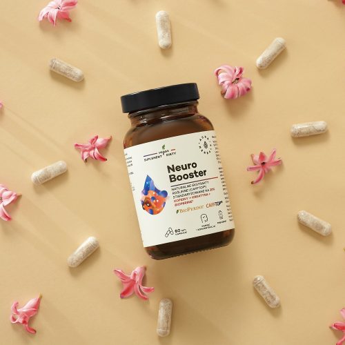 Butelka z etykietą neuro-booster_1500x1500-10 jest otoczona kapsułkami i różowymi kwiatami na beżowym tle.